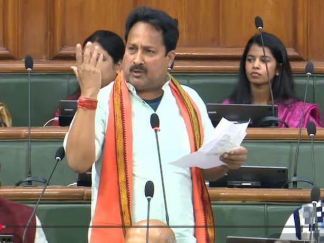 पीछे बैठी थीं मैथिली ठाकुर तभी शपथ लेते समय ही सदन में गाने लगे विनय बिहारी !