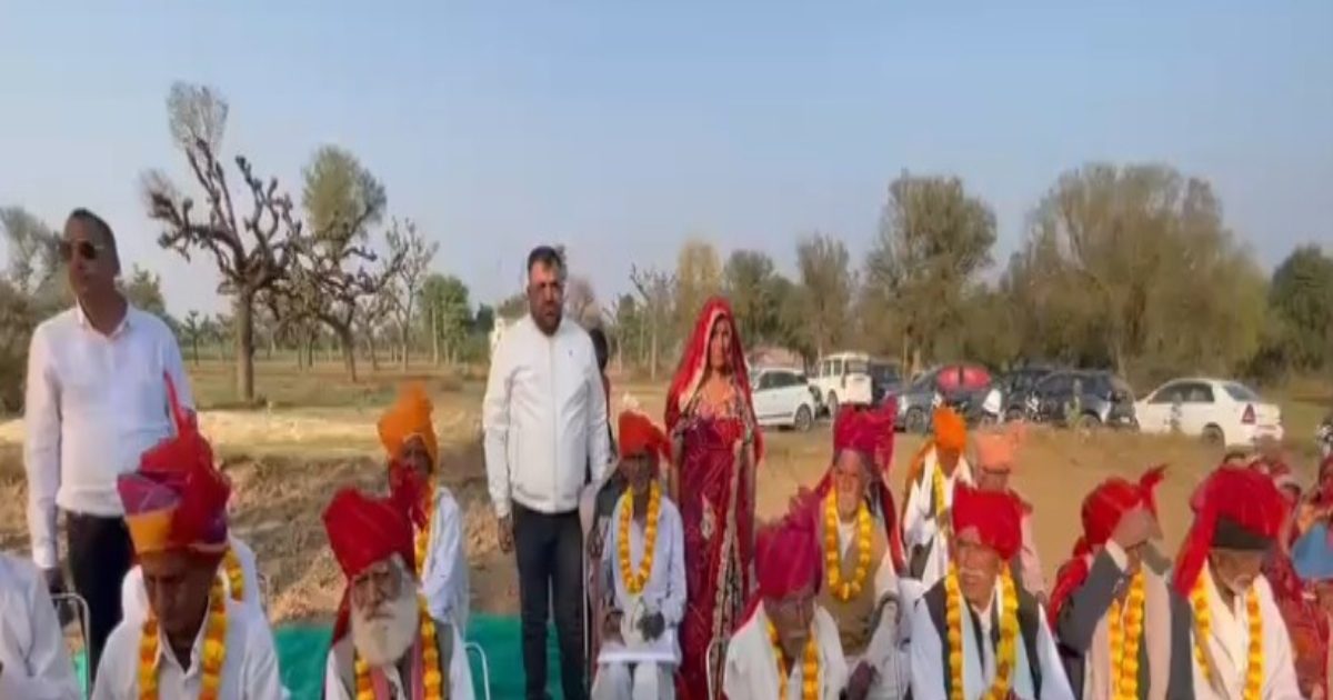 राजस्थानी परंपरा बचाने की मुहिम, बुजुर्गों को तिलक कर पगड़ी-धोती भेंट