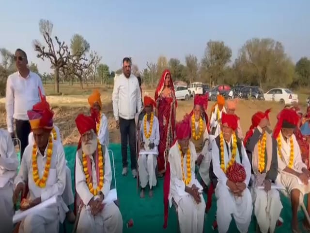 राजस्थानी परंपरा बचाने की मुहिम, बुजुर्गों को तिलक कर पगड़ी-धोती भेंट
