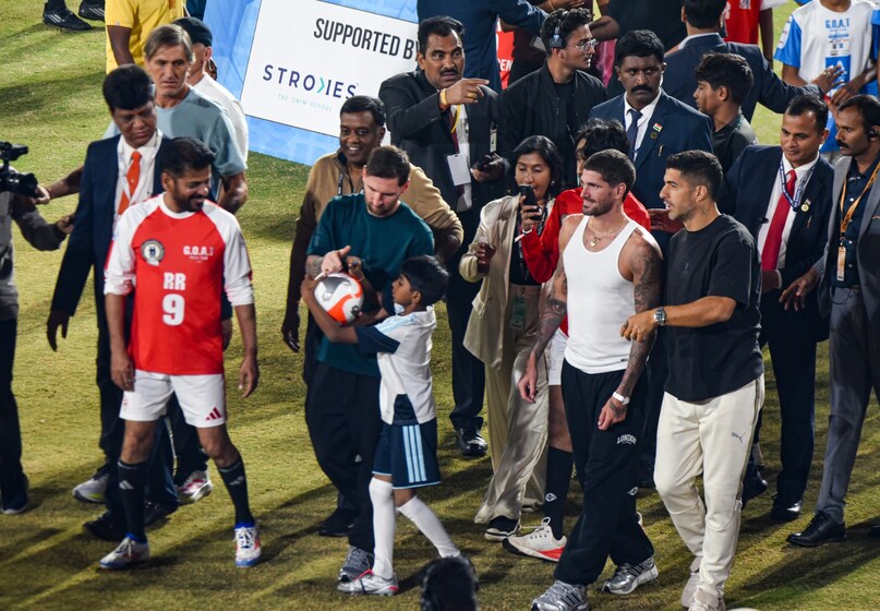 Lionel messi, Rodrigo De Paul, rahul Gandhi, Messi india visit 2025, lionel messi news, Rodrigo De Paul baniyan, Lionel messi football Hyderabad, Lionel messi show in Hyderabad, Lionel messi india visit, Lionel messi Kolkata stampede, Lionel messi Rahul Gandhi, लियोनल मेसी, राहुल गांधी, रोड्रिगो डी पॉल, मेसी इंडिया दौरा 