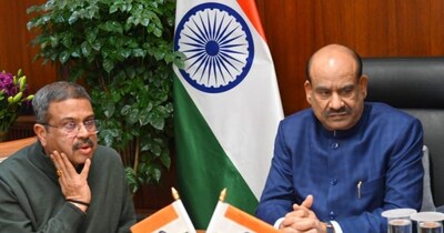 लोकसभा अध्यक्ष ओम बिड़ला के साथ शिक्षा मंत्री धर्मेद्र प्रधान