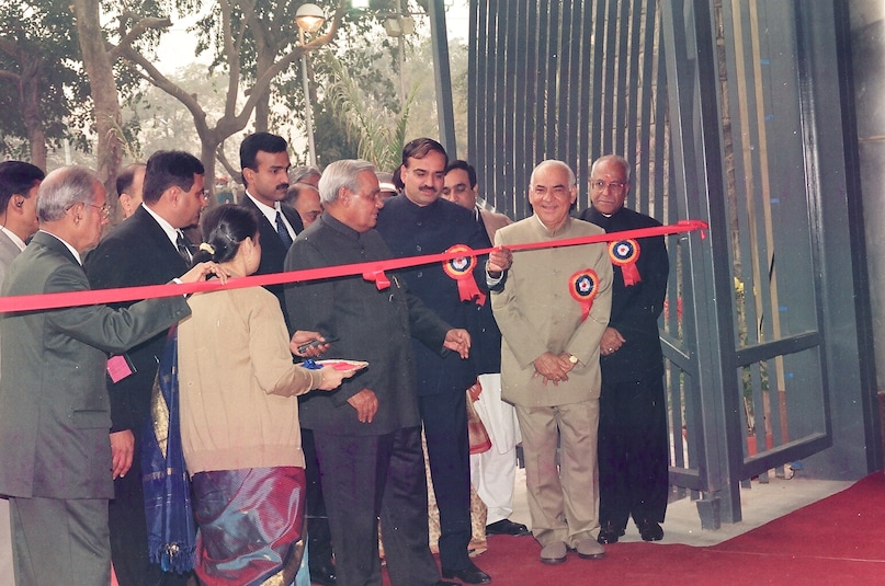 आपको बता दें कि दिल्ली मेट्रो नेटवर्क पर चलने वाली पहली ट्रेन TS#01 थी जो आज भी उन ट्रेनों के विशाल बेड़े में शामिल है जो हर दिन लाखों लोगों को उनके गंतव्य तक पहुंचाती हैं. हालांकि इस ट्रेन को कई बार अपग्रेड किया जा चुका है. इसका उद्घाटन तत्कालीन प्रधानमंत्री अटल बिहारी वाजपेयी ने किया था. 