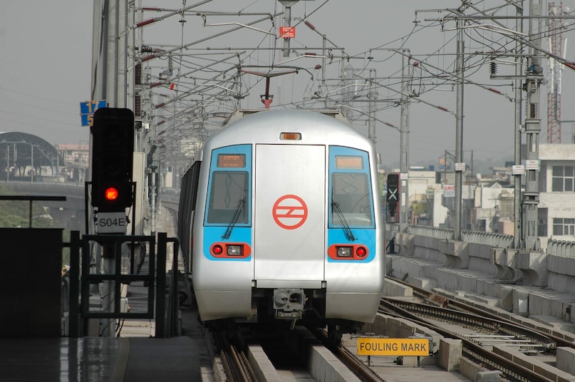 ऐसे ही दिसंबर की एक ठंडी सुबह में दिल्ली में मेट्रो की शुरुआत हुई थी. साल 2002 में 4 डिब्बों से शुरू हुई मेट्रो देखते-ही देखते न केवल 8 कोच की लंबी रेलगाड़ी बन गई बल्कि भारत की सबसे सफल जन परिवहन प्रणाली भी बन गई. हाल ही में दिल्ली मेट्रो की गौरवशाली यात्रा के 23 वर्ष पूरे हुए हैं. 