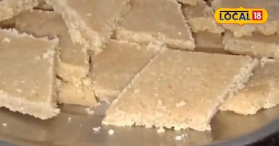 चलिए जानते हैं बादाम से कैसे बनाएं काजू कतली वाली मिठाई. सबसे पहले तो आप बाजार से 500 ग्राम मूंगफली ले आएं. फिर उसके बाद एक कढ़ाई में घी के साथ या ऐसे ही उसको अच्छे से फ्राई कर लें. उसके बाद उसे अच्छे से साफ कर लें. ताकि मूंगफली के ऊपर की छिलके साफ हो जाएं. यह छिलके कड़वाहट दे सकते हैं, छिलके हटा देने के बाद यह काफी स्वादिष्ट बन जाएगी. 