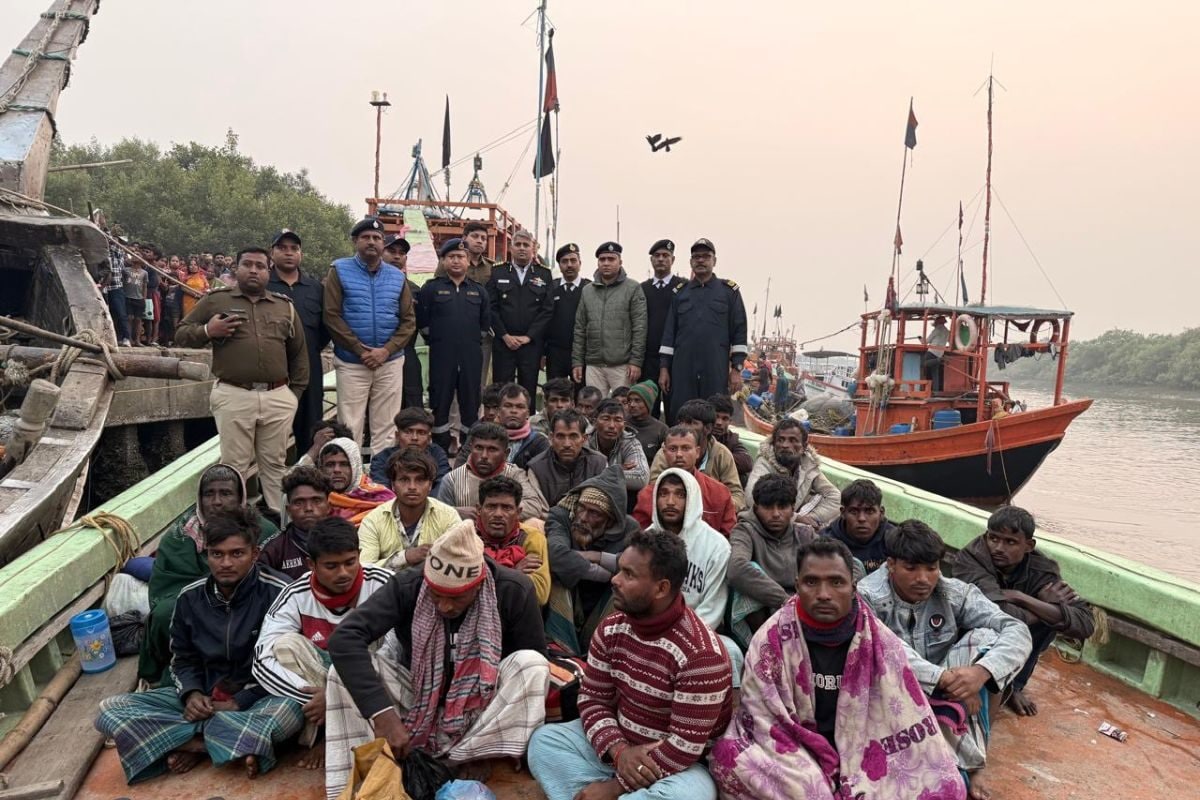 भारतीय EEZ में अवैध मछली पकड़ती दो बांग्लादेशी नौकाओं पर तटरक्षक कार्रवाई