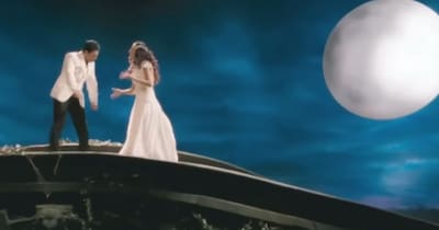 नई दिल्ली. हिंदी सिनेमा में 25 दिसंबर सिर्फ क्रिसमस नहीं, बल्कि बॉक्स ऑफिस के इतिहास की एक खास तारीख भी है. इस दिन रिलीज हुई एक ही हीरो की दो फिल्मों ने कई रिकॉर्ड तोड़ के रख डाले.  इस एक्टर ने दिखा दिया कि एक ही हीरो एक साल के अंतर में दर्शकों को दो बिल्कुल अलग दुनिया में ले जा सकता है. एक तरफ जहां दिमाग, दोस्ती और शिक्षा व्यवस्था पर सवाल उठाती कहानी थी, वहीं दूसरी ओर बदले की आग, याददाश्त और एक्शन से भरी थ्रिलर. दिलचस्प बात यह है कि दोनों ही फिल्मों का असर आज भी वैसा ही महसूस किया जाता है.