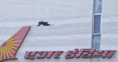 Air India News: मुंबई से सैन फ्रांसिस्‍को जा रही एयर इंडिया की फ्लाइट पिछले 24 घंटे से भी ज्‍यादा समय से कोलकाता एयरपोर्ट पर मौजूद है. (फाइल फोटो/Reuters)