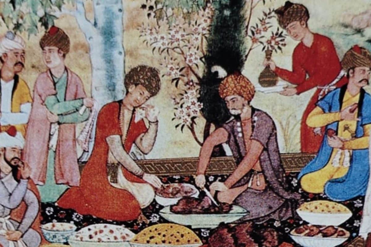 जमीन पर बैठकर खाते थे मुगल बादशाह कैसे सजता था दस्तरख्वानपीते थे केवल गंगाजल