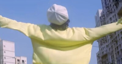 नई दिल्ली: एक्टर की स्क्रीन प्रेजेंस जबरदस्त है. वे मामूली से दिखने वाले किरदार में भी जान डाल देते हैं. 90 के दौर में कुछ फिल्मों में उनके काम की तारीफ हुई, मगर सुपरस्टार पिता जैसा स्टारडम नहीं मिला. वे निजी जिंदगी की उथल-पुथल के बीच कहीं खो गए. लाइमलाइट से अचानक गायब हुए, तो लोगों ने उनके करियर को खत्म मान लिया. फिर अचानक 90s का रोमांटिग हीरो पर्दे पर स्याह किरदार निभाने लगा.(फोटो साभार: YouTube/Videograb)