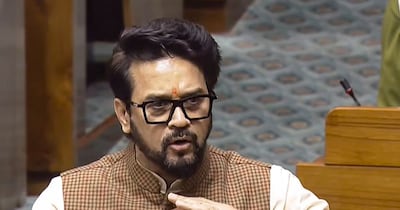 अनुराग ठाकुर ने टीएमसी के सांसद पर ई-सिगरेट पीने का आरोप लगाया.