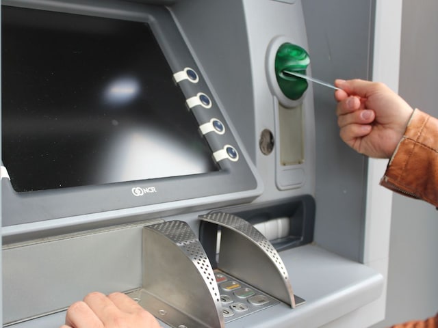 देश में घट रही एटीएम की संख्‍या, आरबीआई ने बताया-अब कितने रह गए कुल ATM