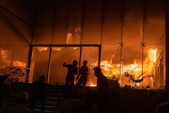 प्रदर्शनकारियों ने ढाका स्थित डेली स्टार बिल्डिंग को आग के हवाले कर दिया.