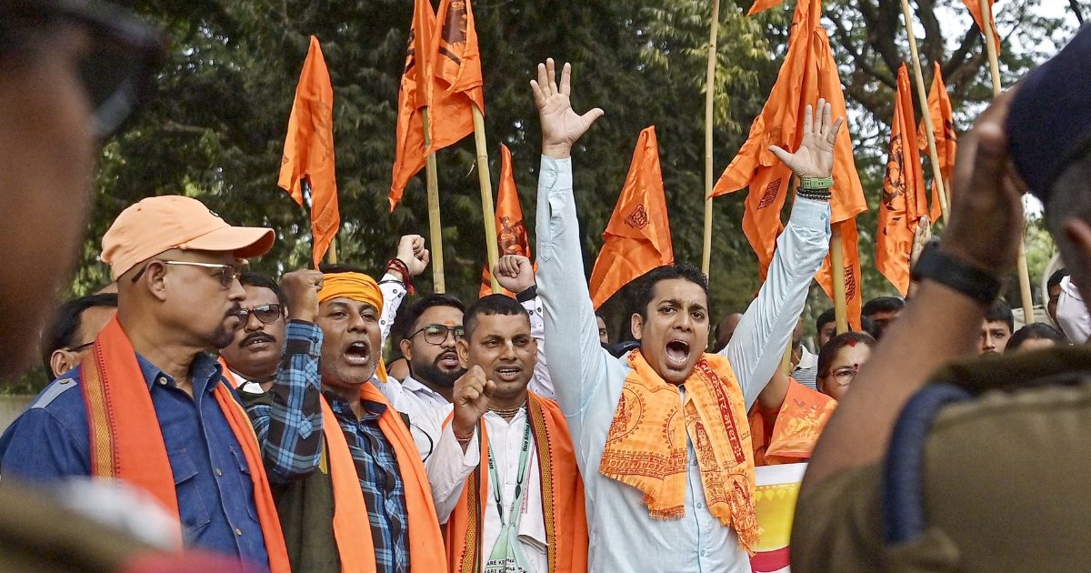 दीपू के हत्यारों को बचा नहीं पाएंगे यूनुस, बांग्लादेश के खिलाफ VHP का हल्लाबोल