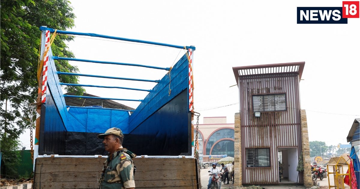 बांग्‍लादेश बॉर्डर पर पहुंचे 8 ट्रक, देखते ही लोग बेकाबू, करने लगे एक ही बात