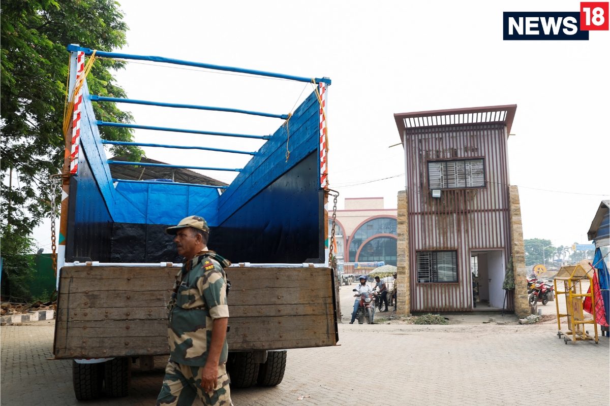 बांग्‍लादेश बॉर्डर पर पहुंचे 8 ट्रक देखते ही लोग बेकाबू करने लगे एक ही बात