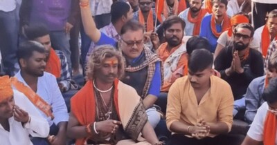 रायपुर में बजरंग दल ने थाने के सामने प्रदर्शन किया. 