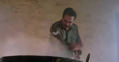 नई दिल्ली. सनी देओल, दिलजीत दोसांझ, अहान शेट्टी और वरुण धवन स्टारर फिल्म बॉर्डर 2 साल 2026 में रिलीज होने जा रही है. हाल ही में फिल्म के पहले गाने ‘घर कब आओगे’ का टीजर सामने आया है, जो बॉर्डर के मशहूर गीत ‘संदेशे आते हैं’ से प्रेरित है. इस नए गाने में म्यूजिक नया होगा, लेकिन जज्बात वही पुराने और दिल छू लेने वाले होंगे.