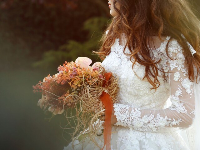 सौतेली बहन की थी सगाई, लड़की पहनने चली शादी वाला गाउन, दुल्हन ने रची साजिश!