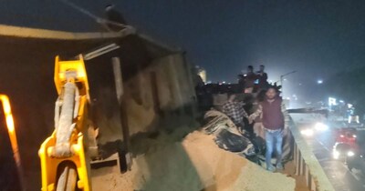 बूंदी में भीषण सड़क हादसा, कार पर पलटा बजरी से भरा डंपर