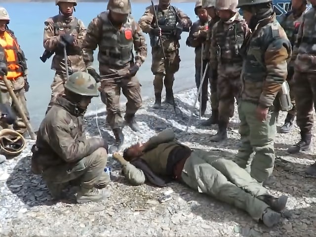 1.36m का Video! देवदूत दिखे चीनी सैनिक, भारतीय जवान बची जान, मगर सवाल भी उठे