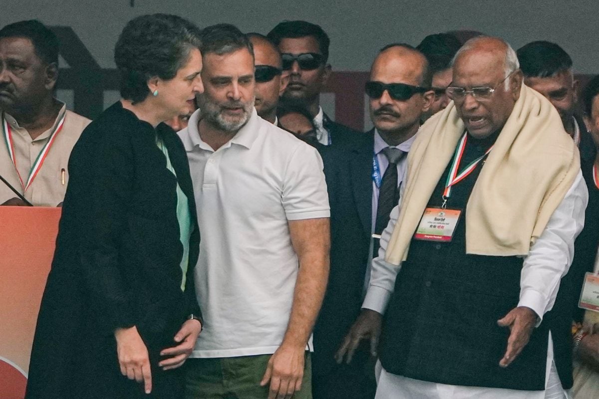 अनुशासन या डर मुकीम की बर्खास्तगी ने कांग्रेस नेतृत्व पर खड़े किए सवाल