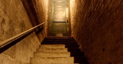 कपल को नीचे जाती सीढ़ियां नजर आईं. (प्रतीकात्मक फोटो: Canva)