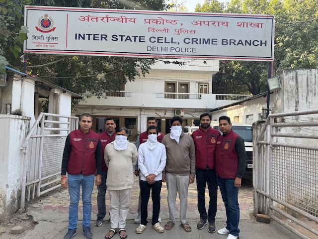 17 मोबाइल, 21 सिम कार्ड, 124 ATM कार्ड... चाचा-भतीजे की करतूत से सब हैरान 17 मोबाइल, 21 सिम कार्ड, 124 ATM कार्ड... चाचा-भतीजे की करतूत से सब हैरान