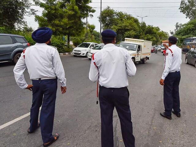 दिल्ली-NCR में रहते हैं तो आज गाड़ी निकालने से पहले जरूर चेक कर लें ये कागज