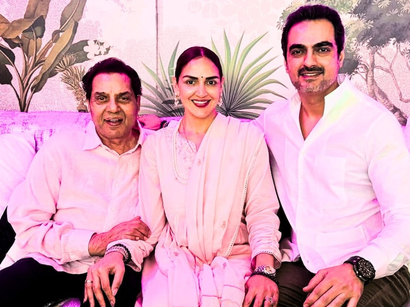 Hema Malini, Dharmendra, Dharmendra prayer meet Delhi, Esha Deol Bharat Takhtani coming together, Esha Deol Bharat Takhtani Dharmendra, Bharat Takhtani Esha Deol, Dharmendra birthday, Hema Malini family gathering Hema Malini, Dharmendra, Dharmendra prayer meet Delhi, Esha Deol Bharat Takhtani coming together, Esha Deol Bharat Takhtani Dharmendra, Bharat Takhtani Esha Deol, Dharmendra birthday, Hema Malini family gathering