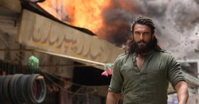 नई दिल्ली. 2025 बॉलीवुड के लिए कई सरप्राइज लेकर आया, लेकिन रणवीर सिंह की फिल्म 'धुरंधर' ने सबको चौंका दिया. यह फिल्म 5 दिसंबर 2025 को रिलीज हुई और महज 26 दिनों में वर्ल्डवाइड 1100 करोड़ रुपये से ज्यादा की कमाई कर चुकी है. निर्देशक आदित्य धर की यह स्पाई एक्शन थ्रिलर 2025 की हाईएस्ट ग्रॉसिंग इंडियन फिल्म बन गई है, जो थर्ड हाईएस्ट ग्रॉसिंग हिंदी फिल्म और 7वीं हाईएस्ट ग्रॉसिंग इंडियन फिल्म ऑफ ऑल टाइम है. फिल्म ने भारत में 437 करोड़ नेट से ज्यादा कमाए और बाहुबली के लाइफटाइम कलेक्शन को भी पीछे छोड़ दिया. इसके बावजूद, लीड एक्टर रणवीर सिंह ने फिल्म की सक्सेस पर ज्यादा कुछ नहीं कहा. उन्होंने सिर्फ बार-बार दोहराया 'मैंने बहुत मेहनत की है' पैपराजी फोटोग्राफर वरिंदर चावला ने हाल ही में हिंदी रश के राउंडटेबल में रणवीर के माइंडसेट का खुलासा किया.