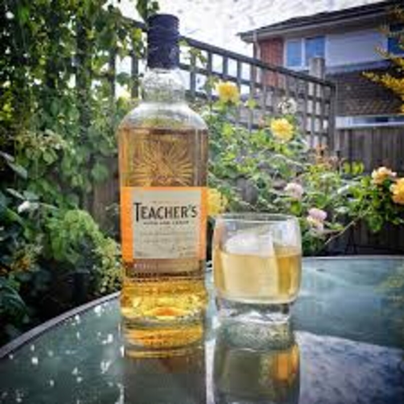 टीचर्स हाईलैंड क्रीम: भारत में टीचर्स हाईलैंड क्रीम व्हिस्की लंबे समय से लोगों की पसंदीदा रही है. कई पीने वालों को इसका हल्का स्मोकी स्वाद पसंद आता है. इसमें माल्ट व्हिस्की की मात्रा अधिक होने के कारण इसका स्वाद काफी गाढ़ा होता है. इससे इसे गहराई और एक सुखद अंत मिलता है. भारत में लोग टीचर्स को इसके परिचित स्वाद और भरोसेमंद गुणवत्ता के कारण चुनते हैं. यह पार्टियों और घर पर नियमित रूप से पीने के लिए उपयुक्त है. इसकी वाजिब कीमत और स्वाद इसे पूरे देश में एक भरोसेमंद ब्लेंडेड स्कॉच व्हिस्की बनाते हैं. टेस्ट: ब्लेंडेड स्कॉच लोकप्रिय वेरिएंट: हाईलैंड क्रीम, 50, ओरिजिन