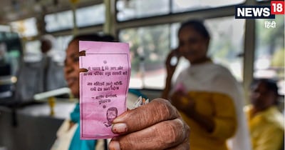 Pink Saheli Card: दिल्‍ली की रेखा गुप्‍ता सरकार दिल्‍ली की निवासी महिलाओं और युवतियों के लिए पिंक सहेली कार्ड शुरू करने जा रही है. डीटीसी बसों में फ्री ट्रैवल के लिए यह कार्ड अनिवार्य होगा. फिलहाल महिलाएं पिंक टिकट के साथ मुफ्त यात्रा कर रही हैं. (फाइल फोटो/PTI)