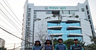 बांग्लादेश में चुनाव आयोग की सुरक्षा में खड़े गार्ड.