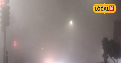 नोएडा में घना कोहरा.