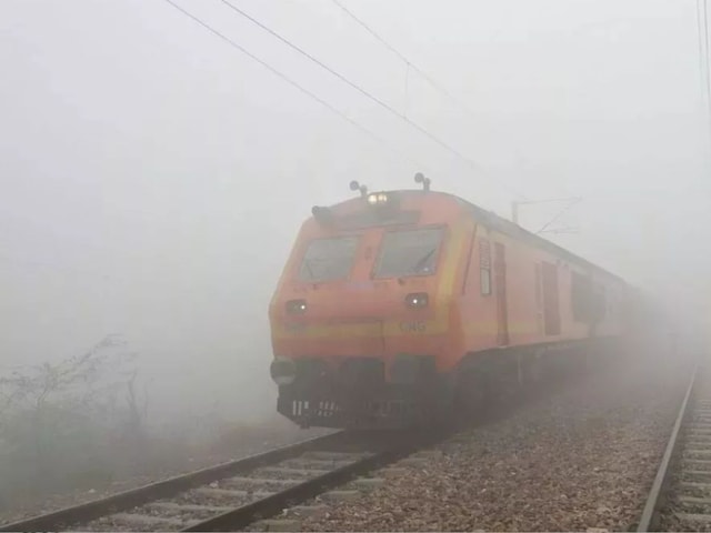 कोहरे की मार- राजधानी, बिहार संपर्क क्रांति समेत 60 ट्रेनें 8 घंटे तक देरी से