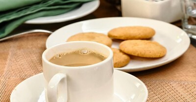 चाय के साथ बिस्किट : डाइटिशियन के मुताबिक चाय के साथ बिस्किट या रस्क खाना कॉमन आदत है. अधिकतर लोग चाय के साथ बिस्किट खाते हैं. हालांकि यह कॉम्बिनेशन सेहत के लिए ठीक नहीं है. इनमें रिफाइंड आटा, ट्रांस फैट और ज्यादा शुगर होती है, जो पाचन तंत्र को कमजोर करती है. रोज इसका सेवन वजन बढ़ाने, गैस और ब्लड शुगर लेवल बढ़ने का कारण बन सकता है.