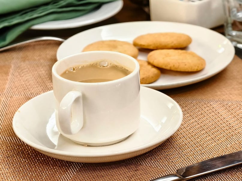 foods to avoid with tea, harmful food combinations with tea, tea time eating mistakes, side effects of drinking tea daily, tea and digestion problems, unhealthy snacks with tea, चाय के साथ क्या न खाएं, चाय के साथ इन चीजों का सेवन न करें, चाय पीने की गलत आदतें, चाय और पाचन संबंधी समस्याएं