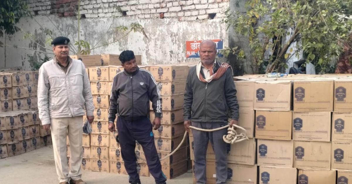 डोभी-चतरा रोड पर 2 ट्रक के पीछे पड़ी पुलिस, भूसे की आड़ में खेल का बड़ा खुलासा