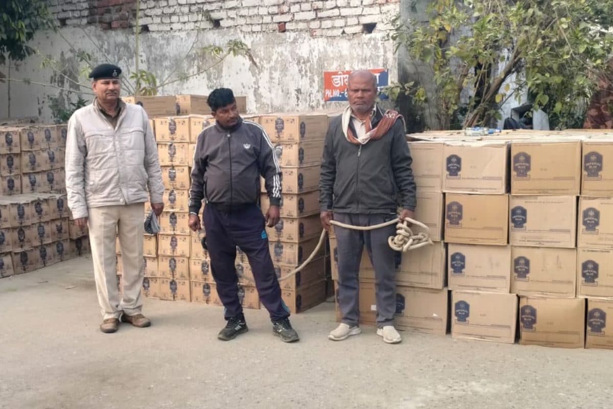 डोभी-चतरा रोड पर 2 ट्रक के पीछे पड़ी पुलिस भूसे की आड़ में खेल का बड़ा खुलासा