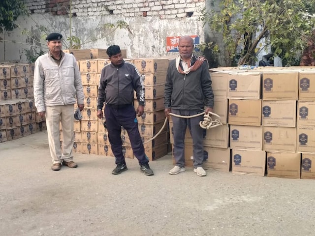 डोभी-चतरा रोड पर 2 ट्रक के पीछे पड़ी पुलिस, भूसे की आड़ में खेल का बड़ा खुलासा