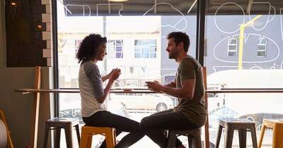 शख्स ने खुद को लड़की से बचा लिया. (प्रतीकात्मक फोटो: Canva)