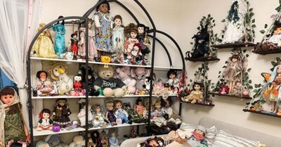 महिला के घर में हैं 54 भूतिया गुड़िया. (फोटो: Instagram/paranormalteej)