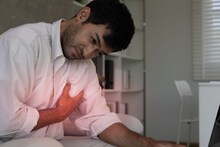 45 से कम उम्र के लोगों में दिल में हुई इस परेशानी से आ रहा हार्ट अटैक, स्टडी