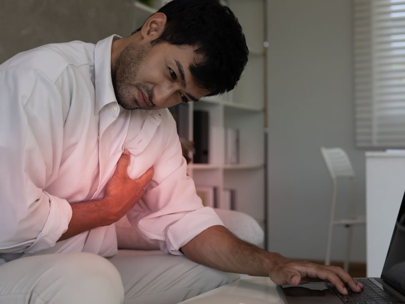 स्टडी बताती है कि पिछले एक साल में अचानक मरने वाले 50 फीसदी से ज्यादा लोग 45 से कम उम्र के थे, इनमें से कई तो बिल्कुल स्वस्थ थे. मरने वालों में पुरुषों की संख्या सबसे ज्यादा है. एम्स दिल्ली के पैथोलॉजी और मेडिसिन विभागों की स्टडी में 2214 पोस्टमॉर्टम की जांच की गई, इनमें से 180 मामले अचानक मौतों के थे. 