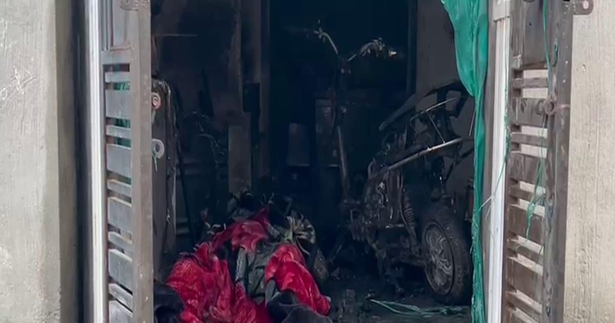 बम की तरह फटी स्कूटी की बैटरी, पति की मौत, पत्नी-दो बच्चे झुलसे, घर में लगी आग