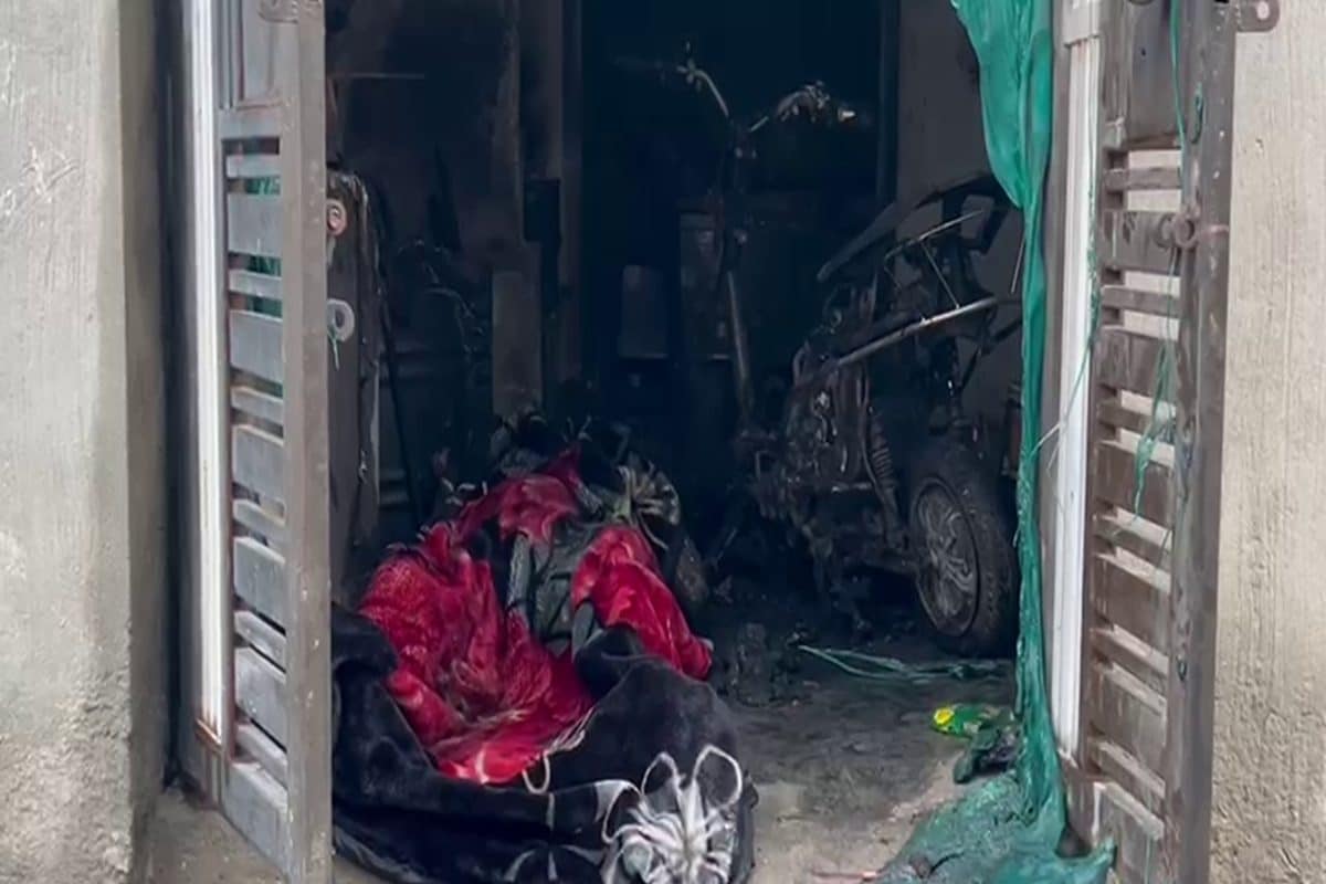 बम की तरह फटी स्कूटी की बैटरी पति की मौत पत्नी-दो बच्चे झुलसे घर में लगी आग