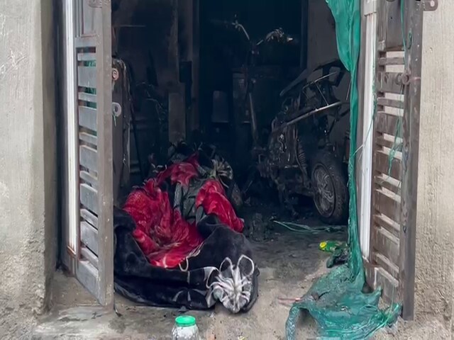 बम की तरह फटी स्कूटी की बैटरी, पति की मौत, पत्नी-दो बच्चे झुलसे, घर में लगी आग