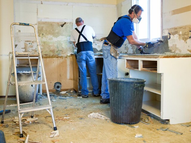 पुराने घर की चल रही थी मरम्मत, तभी दीवार के पीछे छुपा मिला 100 साल पुराना लेटर