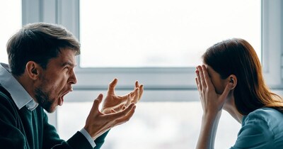 पति के सवाल को सुनकर बीवी शर्मिंदा हो गई. (प्रतीकात्मक फोटो: Canva)