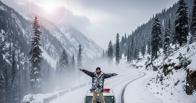 जम्मू-कश्मीर के पुंछ में ट्रैफिक पुलिस अधिकारी ने बर्फीली सड़क पर रील बनाई. (फोटो AI)